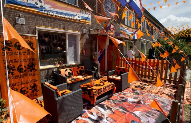 Casa residencial ganhou decoração toda laranja em homenagem à seleção da Holanda, em Amsterdã (Foto: AP Photo/Peter Dejong)