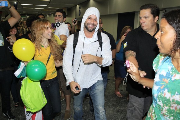 Rick Martin desembarca no Aeroporto do Galeão (Foto: Delson Silva e Dilson Silva / Agnews)