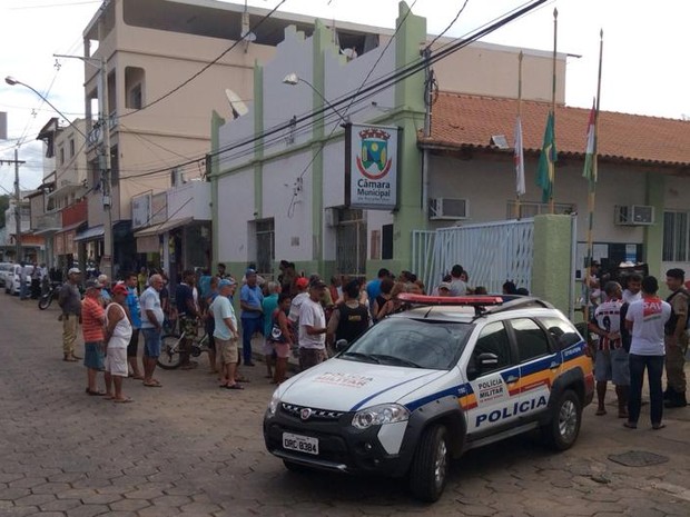 G1 Captação do rio Doce é adiada após protestos e reunião em