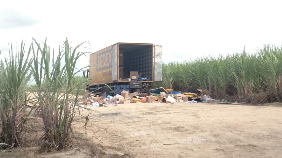 Caminhão dos Correios foi encontrado em estrada vicinal perto da BR-101 Norte, no Grande Recife (Foto: Bruno Grubertt/TV Globo)