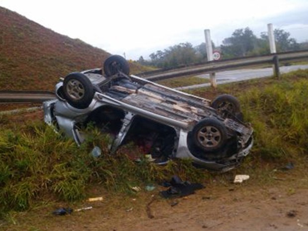 Carro capotou após motorista bater em placa de sinalização na Carvalho Pinto, em Jacareí (Foto: Divulgação )