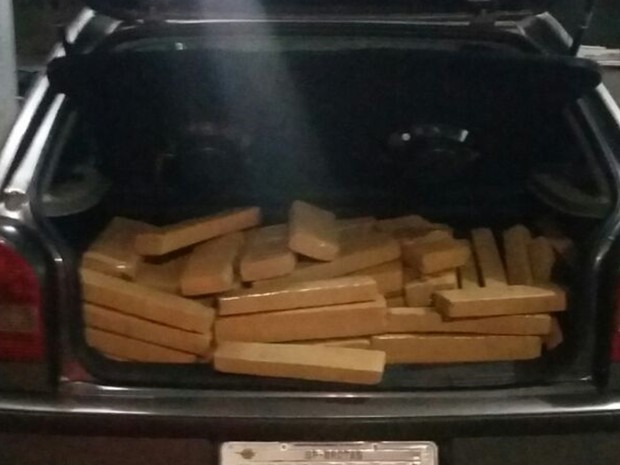 Policiais encontraram os tabletes de maconha no porta-malas do veículo. Rio Preto (Foto: Divulgação/ Polícia Rodoviária)