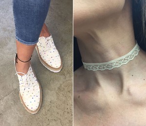 Detalhes do look de Patrícia Poeta: sapato estampado com bolinhas e gargantilha (Foto: Priscilla Massena / Gshow)