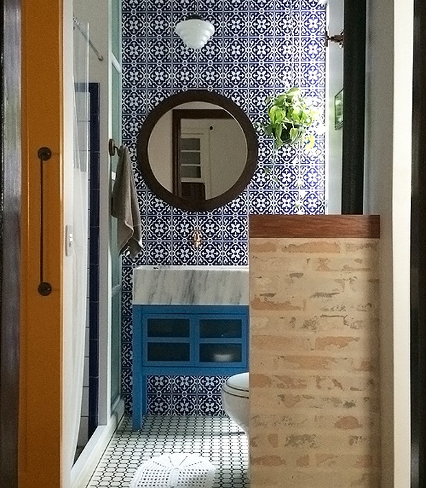 Casa de banho com um estilo nature com azulejos a imitar madeira