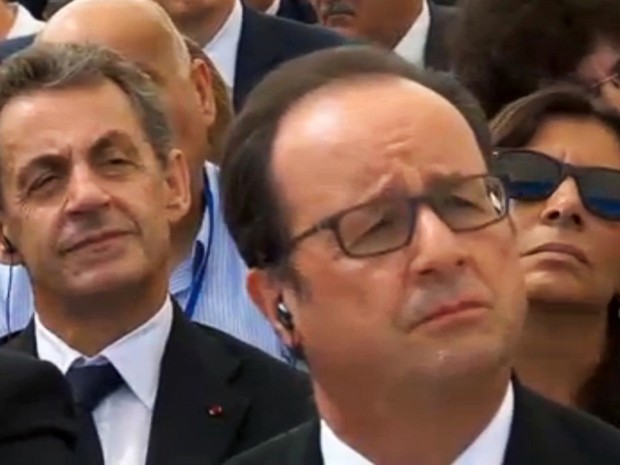 Imagem mostra presidente francês, François Hollande, com seu antecessor, Nicolas Sarkozy, logo atrás (Foto: Reuters)