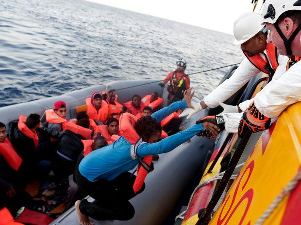 Foto divulgada pela Cruz Vermelha italiana mostra migrantes sendo resgatados no Mar Mediterrâneo no dia 20 de outubro (Foto: Yara Nardi/Italian Red Cross/AFP)