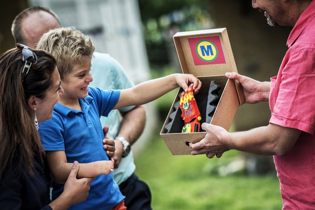Menino recebe prótese de um membro da Associação para o Estudo e Assistência de Crianças Amputadas (Foto: AFP Photo/Jeff Pachoud) Menino recebe prótese de um membro da Associação para o Estudo e Assistência de Crianças Amputadas (Foto: AFP Photo/Jeff Pachoud)