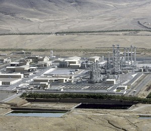 O Irã anunciou nesta segunda-feira (20) que suspendeu o enriquecimento de urânio a 20% nas usinas de  Natanz  e de Arak (foto) (Foto: AP Photo/ ISNA, Arash Khamoushi)