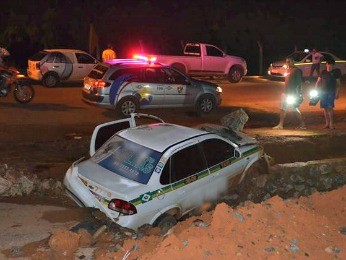 Táxi caiu em córrego na BR-163 (Foto: MT Notícias)