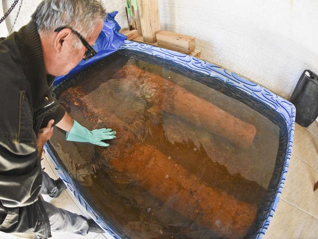 Canhões estão passando por processo químico com hidróxido de soda cáustica (Foto: Prefeitura de Florianópolis/Divulgação)