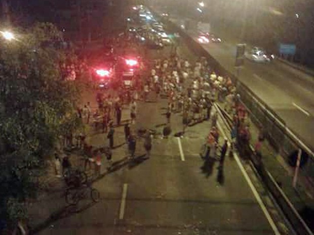Protesto fechou a Rio-Teresópolis no sentido serra (Foto: Enviado por Whatsapp)