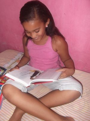 Clara lê um livro por semana e sonha em publicar o seu (Foto: Patrícia Carvalho / G1) Clara lê um livro por semana e sonha em publicar o seu (Foto: Patrícia Carvalho / G1)