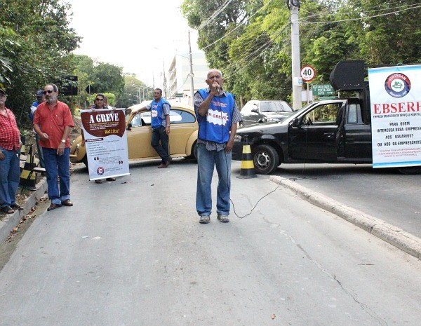 Professores em greve bloqueiam com carros o setor Sul da Ufam  (Foto: Ana Graziela Maia/ G1)