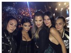 Kim Kardashian usa look decotado para ir a show com as irmãs
