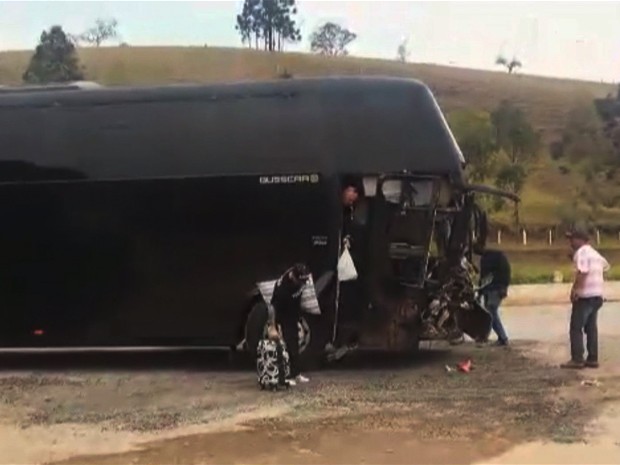 Integrantes do Tihuana tiram malas de ônibus da banda envolvido em acidente na Fernão Dias (Foto: Thiago Luz / EPTV)