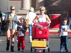Britney Spears faz compras com os filhos e a irmã