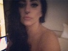 Lady Gaga posta foto na cama aparentemente nua