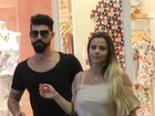 Viviane Araújo passeia com o noivo, Radamés, e é tietada em shopping
