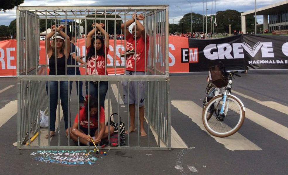 Professores protestam dentro de uma 'cela' improvisada, no DF (Foto: Wellington Hanna/G1)