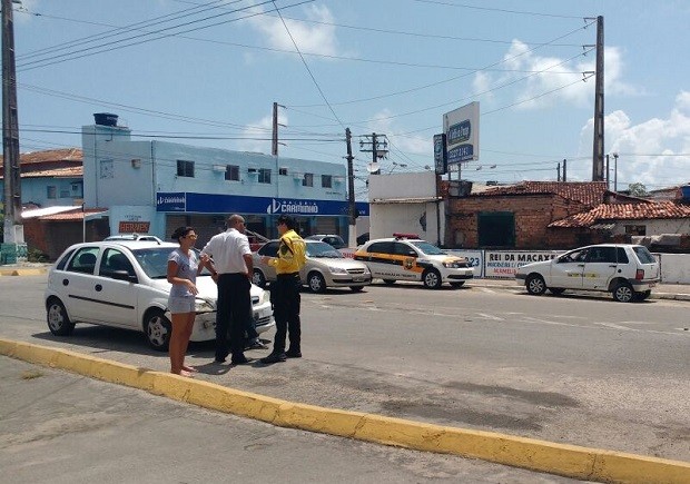 Condutores envolvidos no acindete entraram em acordo (Foto: Marcio Chagas/G1)
