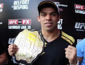 Renan Barão exibe o cinturão do UFC (Foto: Gaspar Nóbrega/Divulgação/UFC)