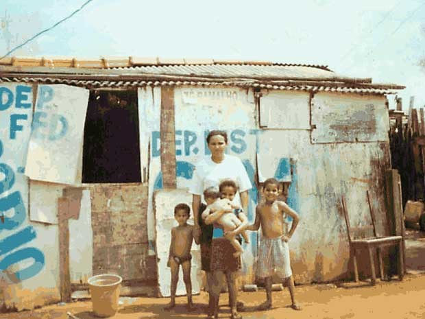 Ex-catadora de latinhas Marilene Lopes e os filhos, em frente ao barraco em que moravam em uma invasão em Brazlândia, no Distrito Federal (Foto: Marilene Lopes/Arquivo pessoal)