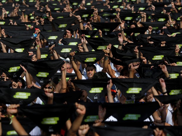 Milhares de manifestantes pedem pelo fim da tourada em Madri (Foto: REUTERS/Susana Vera)