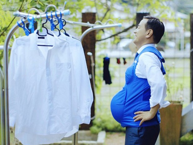 No JapÃ£o, os homens dedicam, em mÃ©dia, uma hora por dia Ã s atividades nÃ£o remuneradas domÃ©sticas (Foto: Kyushu-Yamaguchi Work Life Balance Promotion Campaign / AFP)