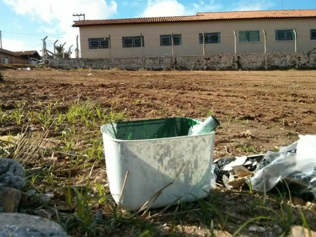 Ao lado de escola terreno junta lixo que pode abrigar criadouros do mosquito (Foto: Cláudio Nascimento/ TV TEM)