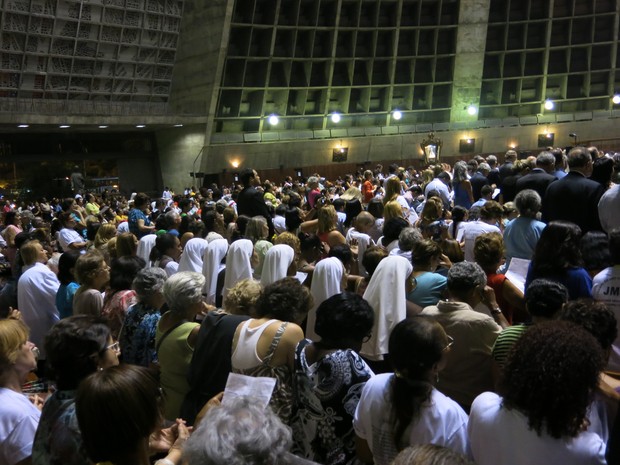 Fiéis lotaram a Arquidiocese do Rio (Foto: Fernanda Rouvenat / G1)
