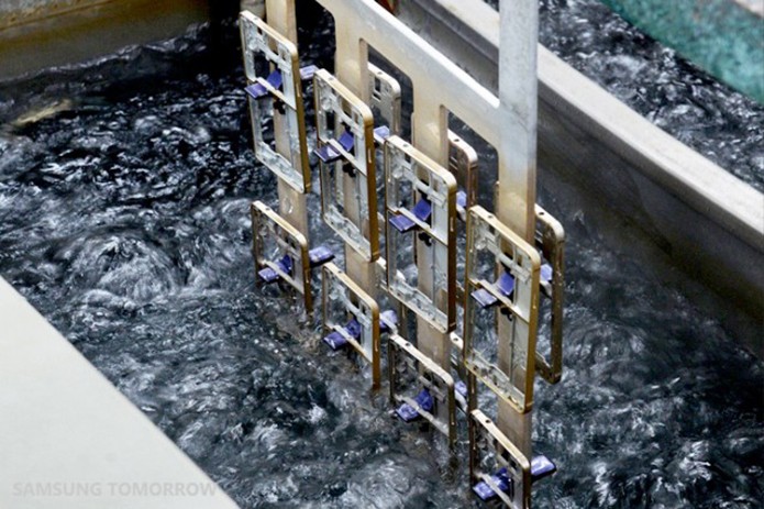 Pintura do metal é feita em banho anodizado (Foto: Divulgação/Samsung)