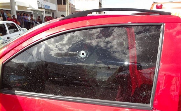 Tiro disparado por supostos assaltantes atingiu cabeça de empresário em Mossoró, RN (Foto: Marcelino Neto)
