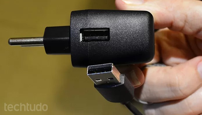 Conecte a ponta maior do cabo USB no adaptador de tomara (Foto: Barbara Mannara/TechTudo) Conecte a ponta maior do cabo USB no adaptador de tomara (Foto: Barbara Mannara/TechTudo)