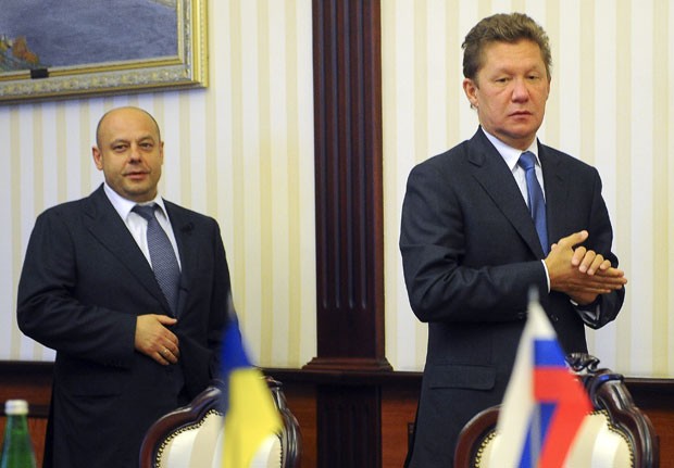 O ministro da energia ucraniano, Yuriy Prodan (à esquerda) e o presidente da Gazprom, Alexei Miller, em foto desta segunda-feira (16). A Gazprom cortou o fornecimento de gás à Ucrânia por falta de pagamento (Foto: Ukrainian Prime-Minister Press-Service / Andrew Kravchenko)