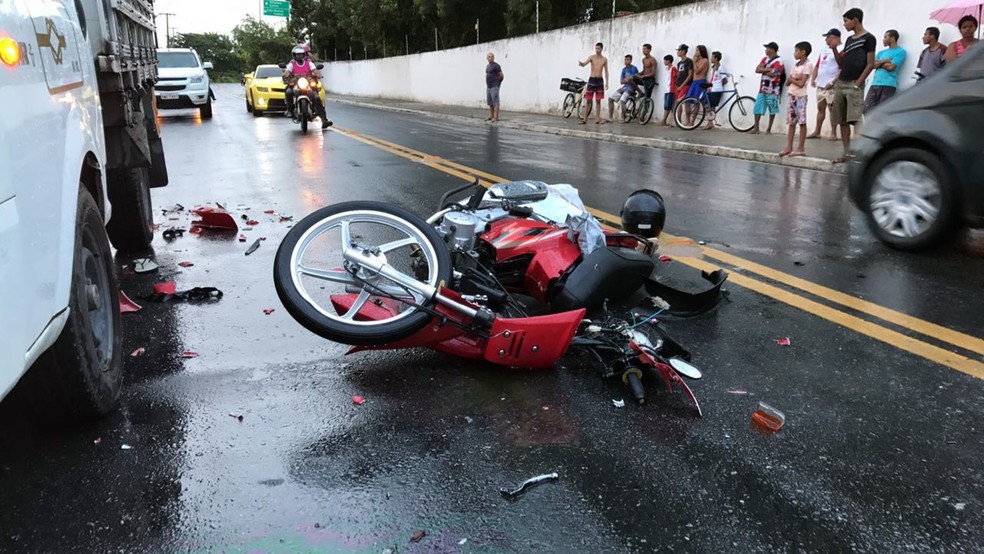 Moto 'cinquentinha' bateu na traseira da caminhonete parada (Foto: Walter Paparazzo/G1)