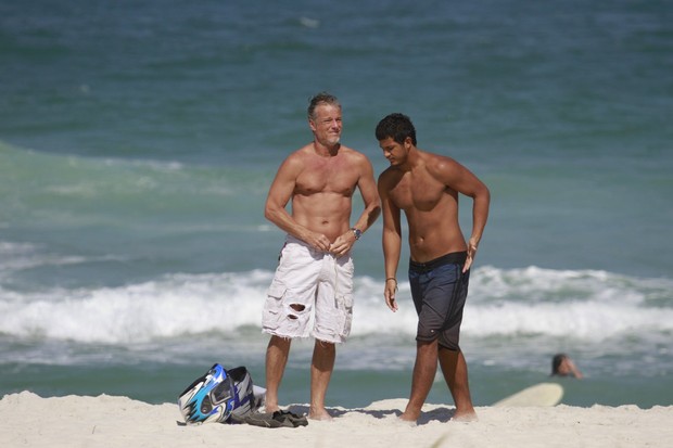 Marcelo Novaes e filho na praia (Foto: Dilson Silva / Agnews)