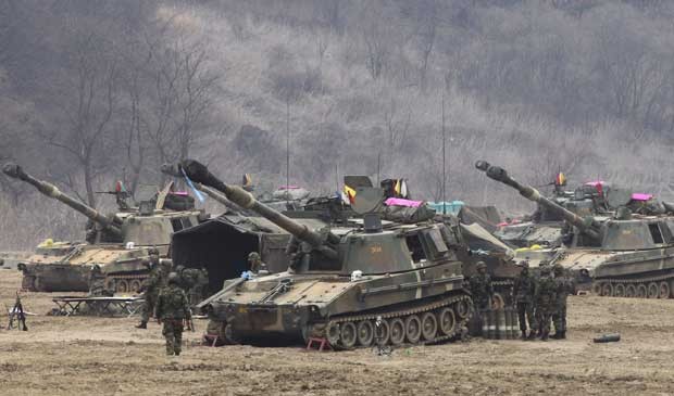Exército sul-coreano está de prontidão na região fronteiriça de Panmunjom, em Paju. (Foto: Ahn Young-joon / AP Photo)