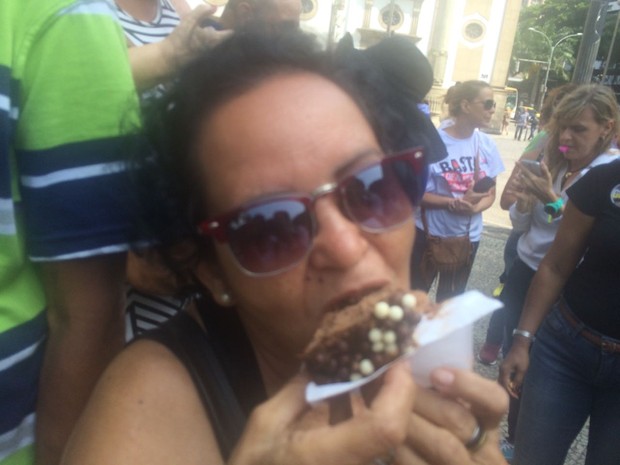 Manifestante come bolo e comemora prisão de Sérgio Cabral (Foto: Gabriel Barreira/ G1)