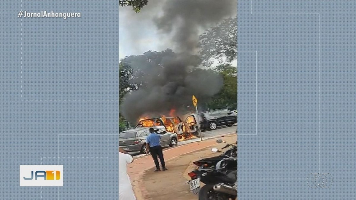 Caminhonete fica destruída após pegar fogo em rua de Goiânia vídeo