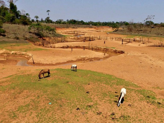 Segundo Depasa, açude é abastecido por três pequenos córregos que secaram, por isso uma queda brusca no nível do depósito (Foto: Pedro Devani/Ascom)