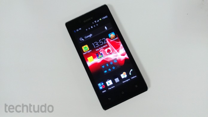 Xperia J tem tela do mesmo tamanho que o iPhone 5 (Foto: Elson de Souza/TechTudo) Xperia J tem tela do mesmo tamanho que o iPhone 5 (Foto: Elson de Souza/TechTudo)