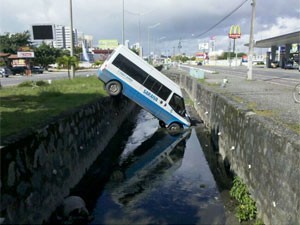 Van caiu em canal, em Piedade (Foto: Kety Marinho / Globo Nordeste)
