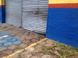 Carro só parou após bater na porta metálica (Foto: Heloise Hamada/G1) Carro só parou após bater na porta metálica (Foto: Heloise Hamada/G1)