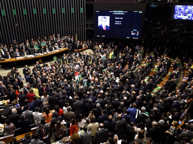 Deputados votam durante sessão que decide prosseguimento ou não do processo de impeachment da presidente Dilma Rousseff no plenário da Câmara dos Deputados, em Brasília (Foto: Evaristo Sá/AFP)