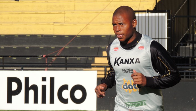 Após passagem conturbada, L. Felipe revê o Palmeiras, agora pelo Criciúma