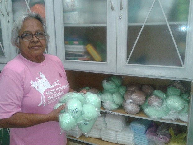 Voluntária faz protese de tecido para mulheres. (Foto: Carolina Sanches/ G1)