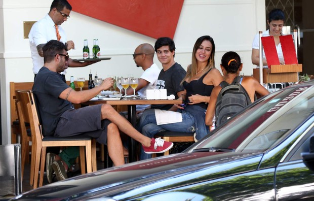 Junior e Leticia almocam juntos (Foto: André Freitas/ Ag. News)