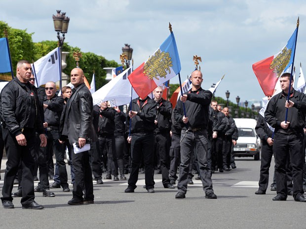 Grupo nacionalista e monarquista 'Action Française' começou as manifetsações em Paris, neste domingo  (Foto: Miguel Medina/AFP)