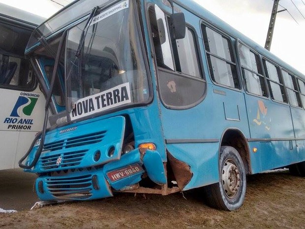 Ônibus colidem na Avenida dos Africanos, em São Luís (Foto: Danilo Quixaba / Rádio Mirante AM)