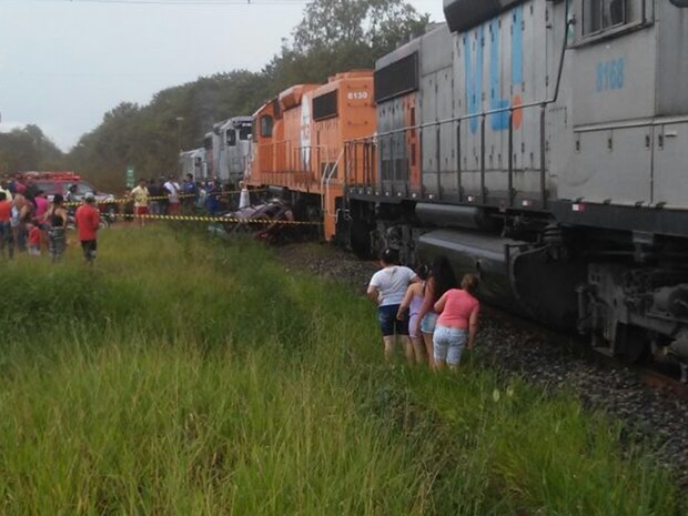 Acidente entre carro e trem ocorreu no trecho urbano de ferrovia em Ipameri, Goiás (Foto: Divulgação/Corpo de Bombeiros)